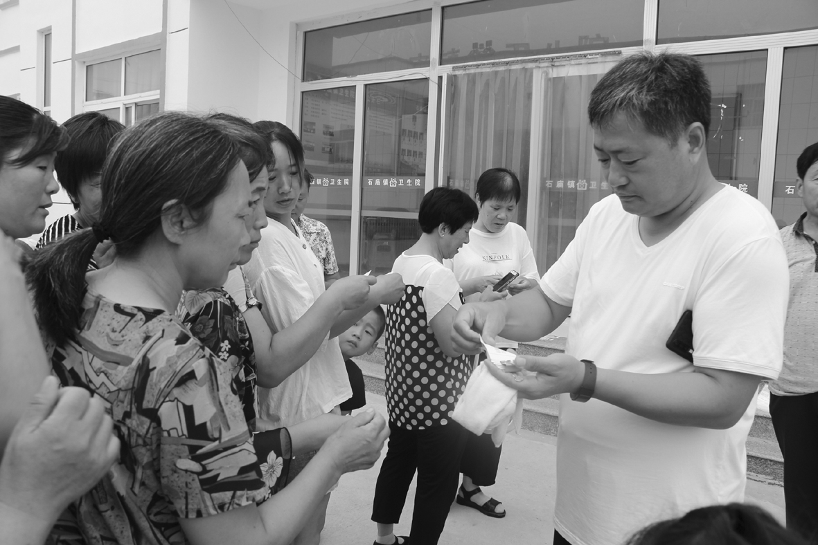 妇女们在工作人员的引导下排队等候.jpg