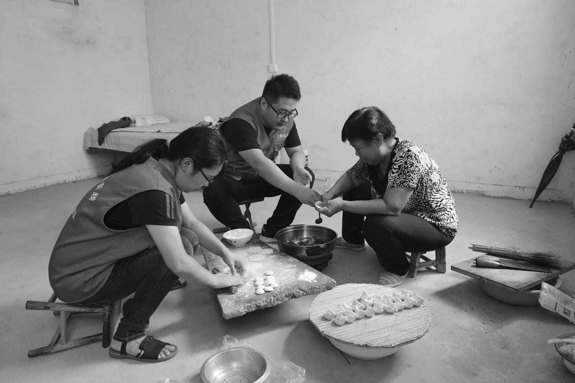 与崔大娘一起包饺子.jpg