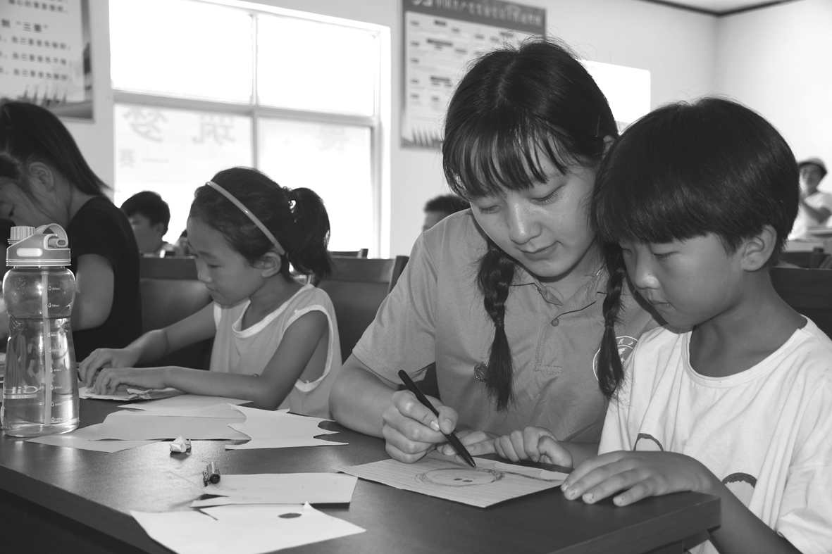 大学生爱心支教 情系贫困小学生.jpg