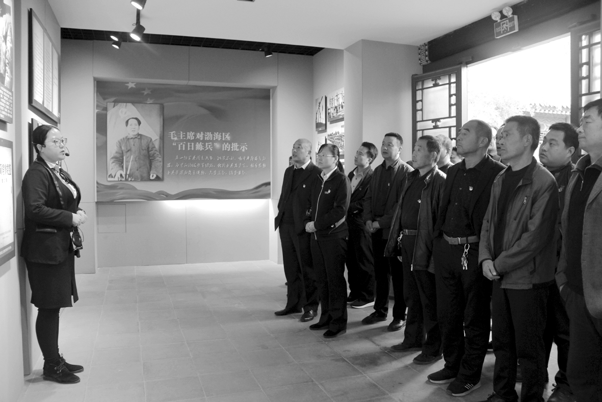 1572593354724204.jpg 1听讲解员讲解.jpg