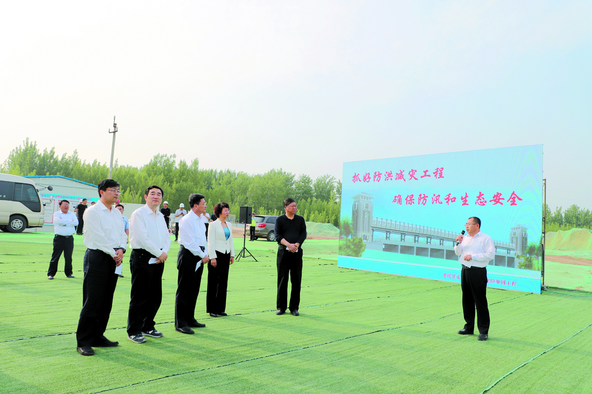 2.全市林水会战观摩团指导樊桥闸工程建设.jpg
