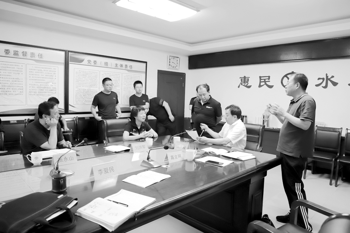 1.县领导现场指挥应对台风工作.jpg