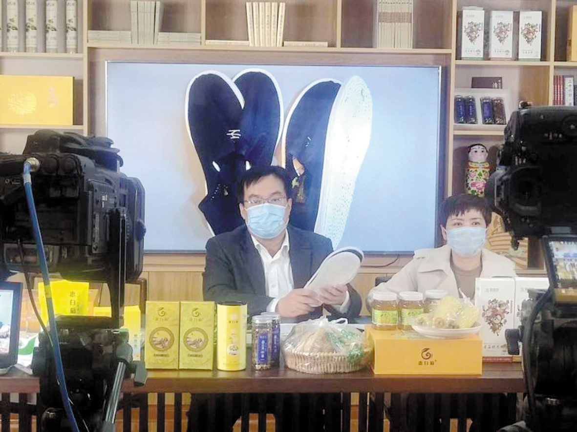 扶贫干部直播叫卖扶贫产品.jpg