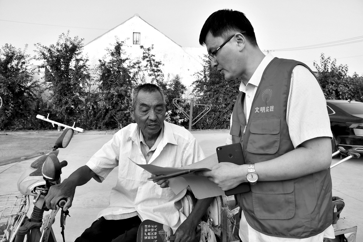 1594970332691949.jpg “送法”进村受热捧,桑落墅镇开起普法“流动课堂” (2).jpg