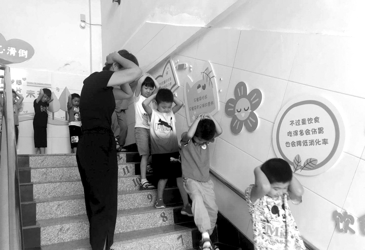 萌化了！桑落墅镇中心幼儿园开展防震疏散演练活动 (3).jpg