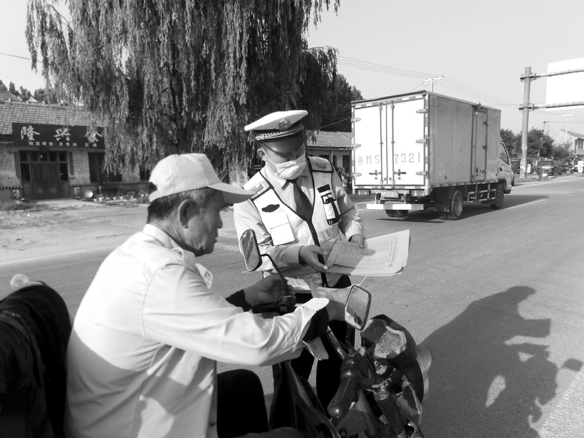 惠民交巡警进农村交通安22全入民心图片.jpg
