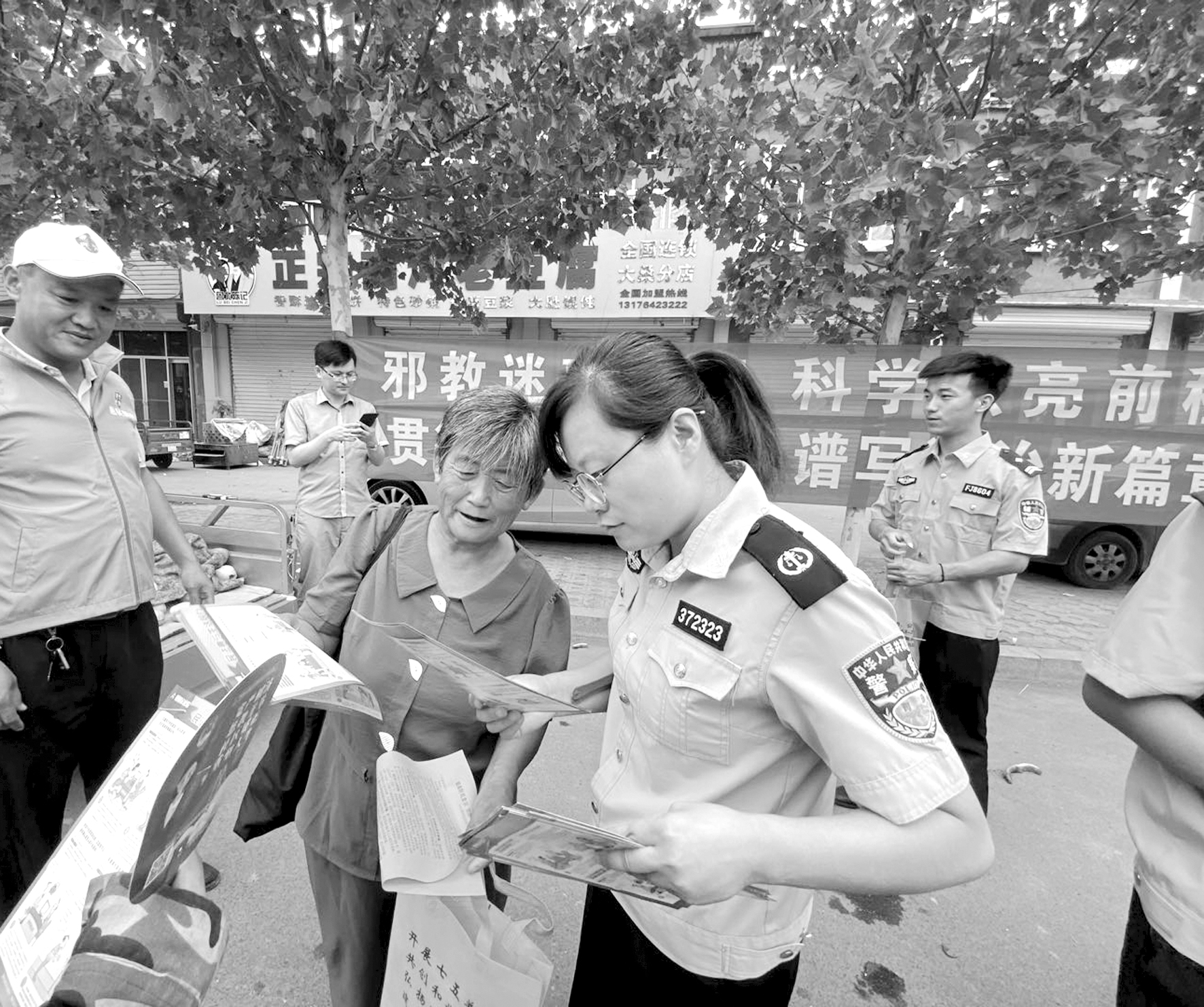 司法局普法宣传赶大集 群众与法律接触零距离图片.jpg