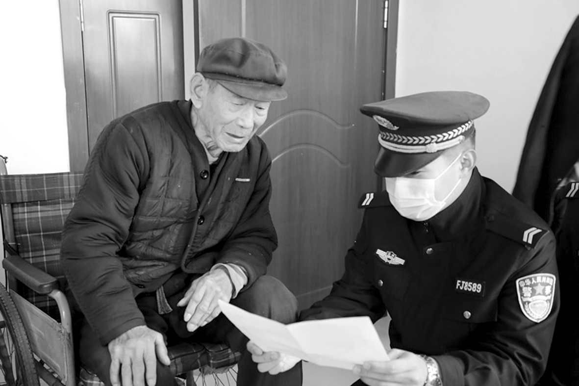 1609204590345716.jpg 给老人讲解紧急撤离路线图.jpg