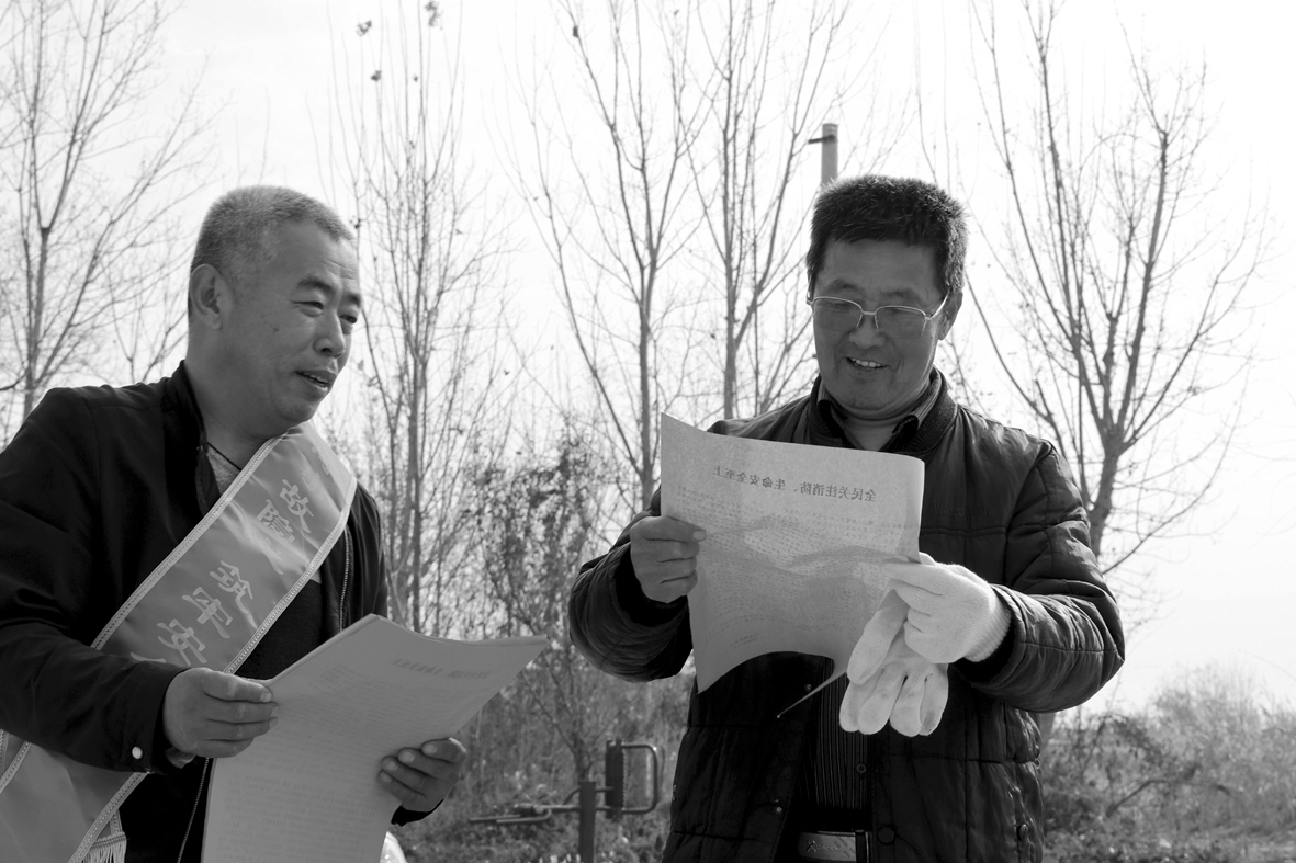 群众正在阅读明白纸.jpg