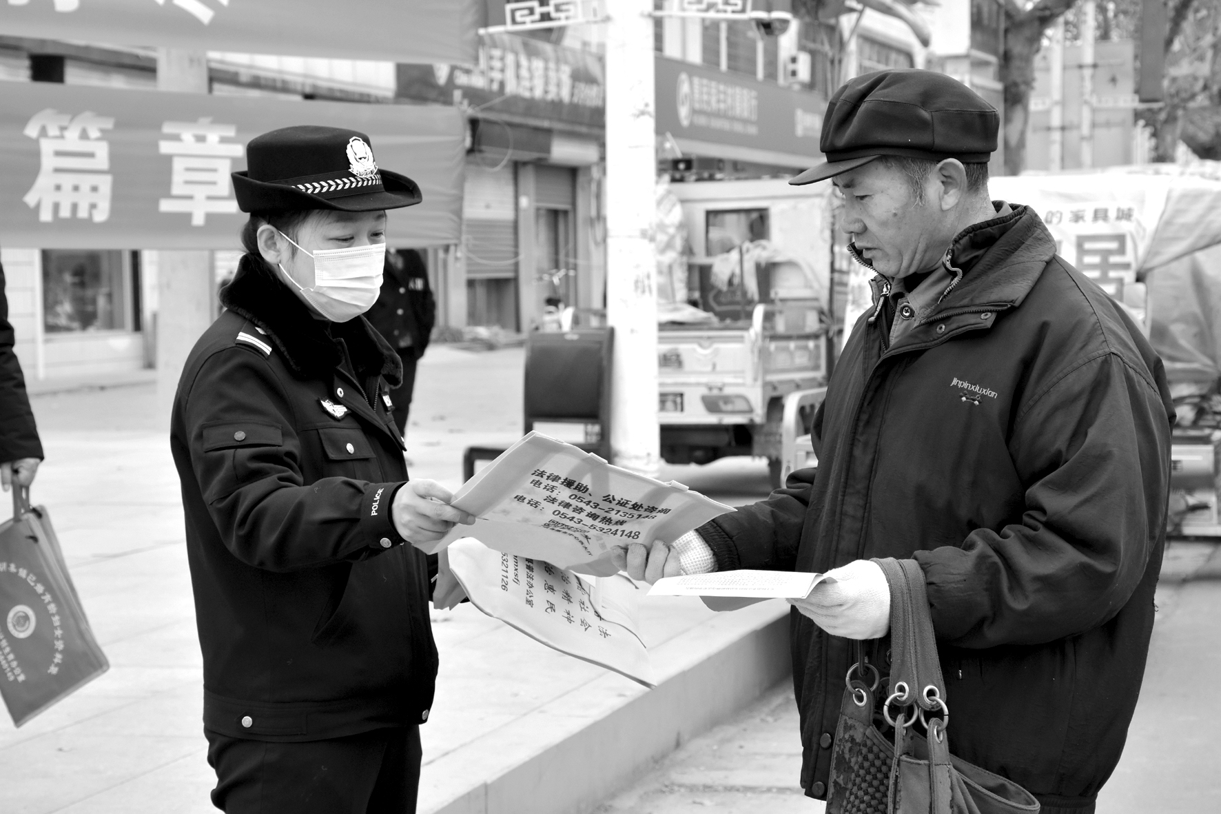 向群众发放禁毒材料.jpg
