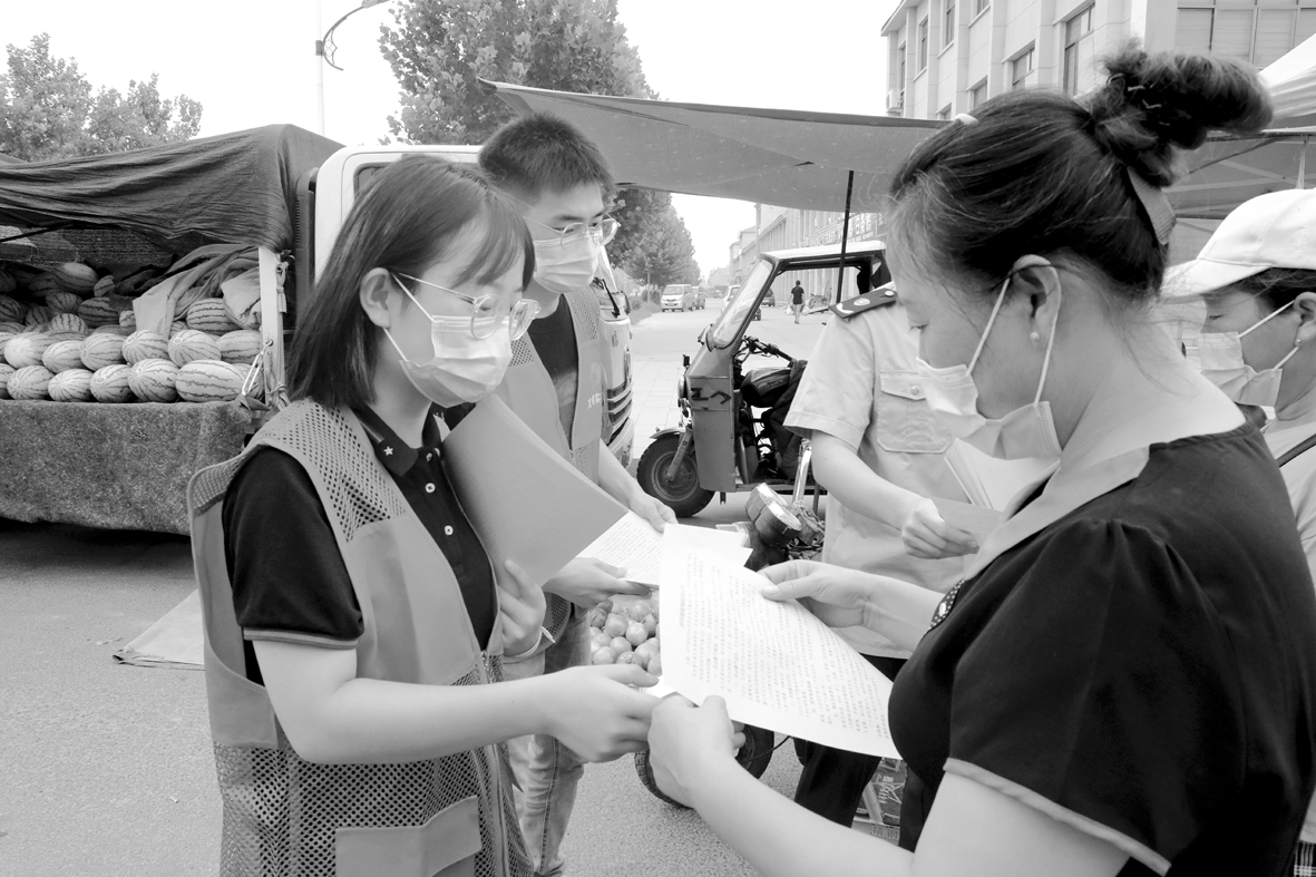 1629164299382203.jpg 新时代文明实践志愿者赶集进行疫情防控宣传.jpg