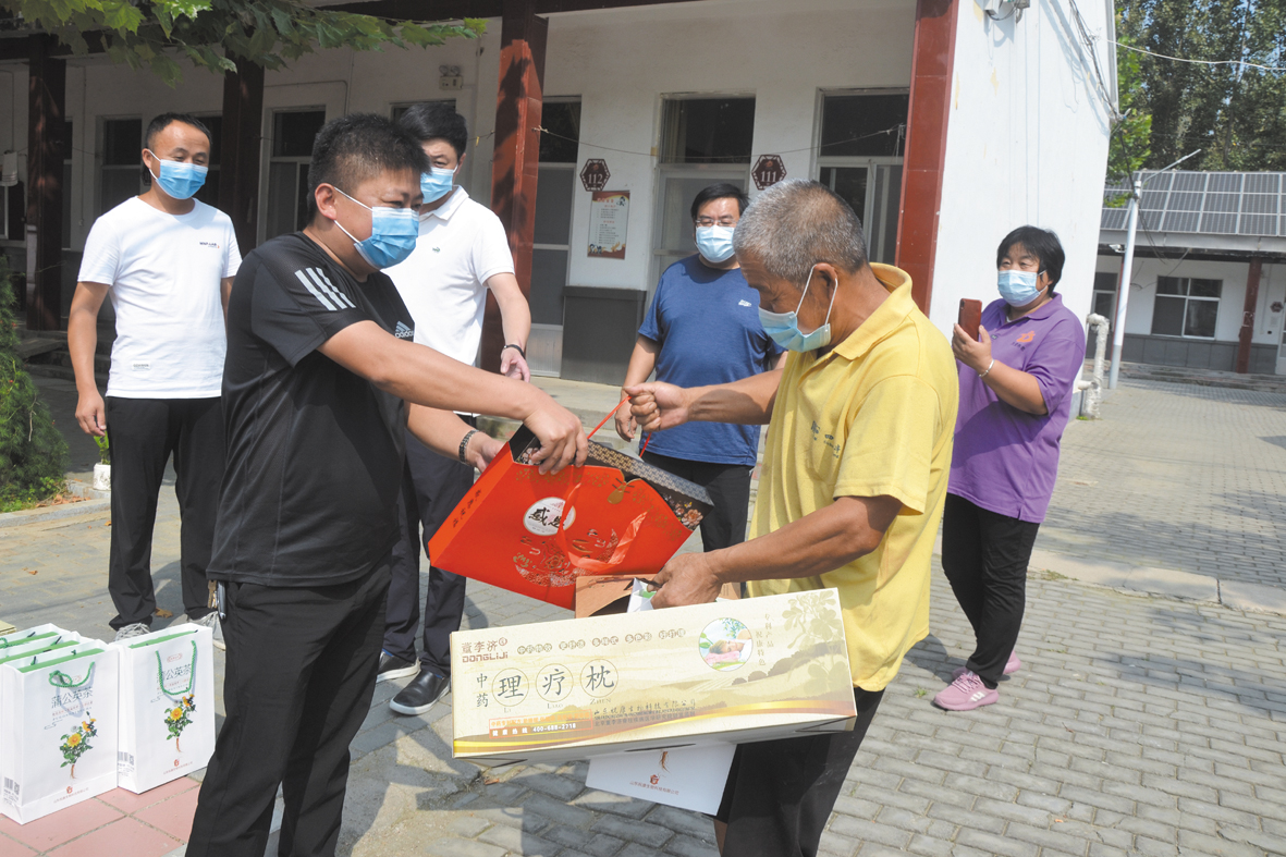 魏集商会送温暖.jpg