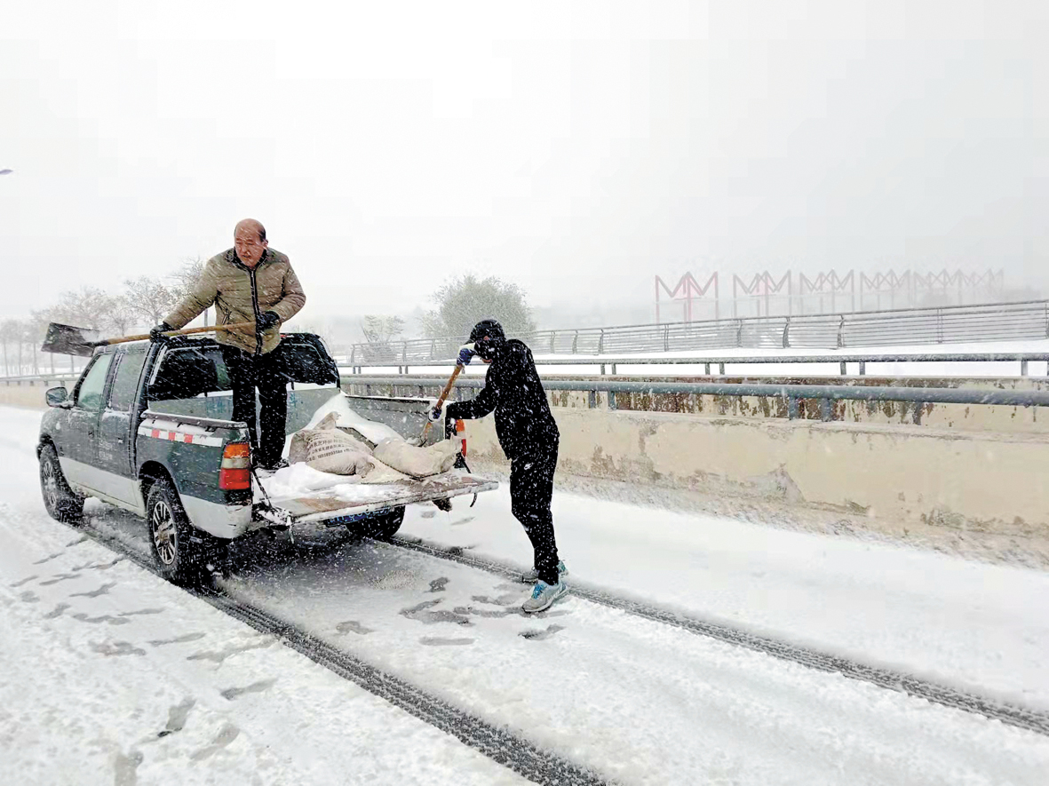 撒融雪剂1.jpg