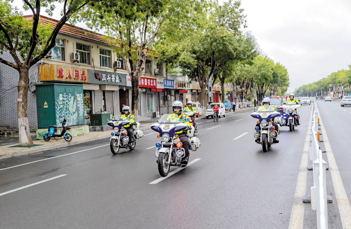 交巡警小组路面不间断巡逻.jpg
