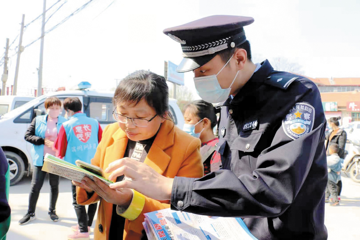 民警走向村头宣传反诈知识.jpg