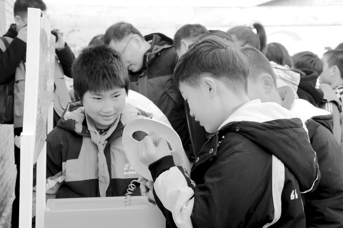 市科协到清河镇林樊小学开展科普大篷车进校园活动9jklj.jpg