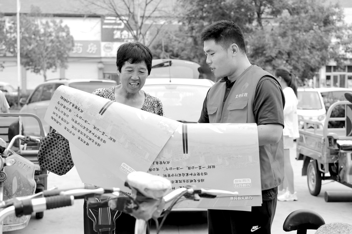 走上大集向群众宣传绿色的生lkpjgkh活方式.jpg