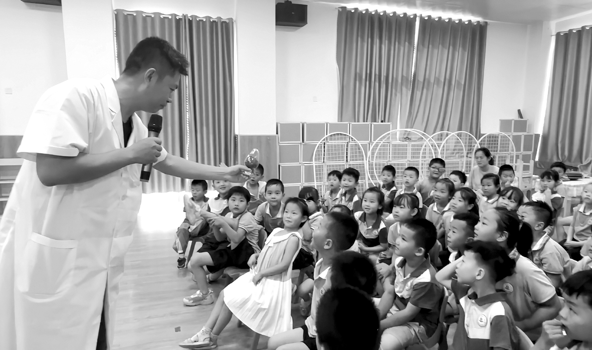 1719539658642747.jpg 4-2院中医科主任王国强零距离教学生认识中草药.jpg